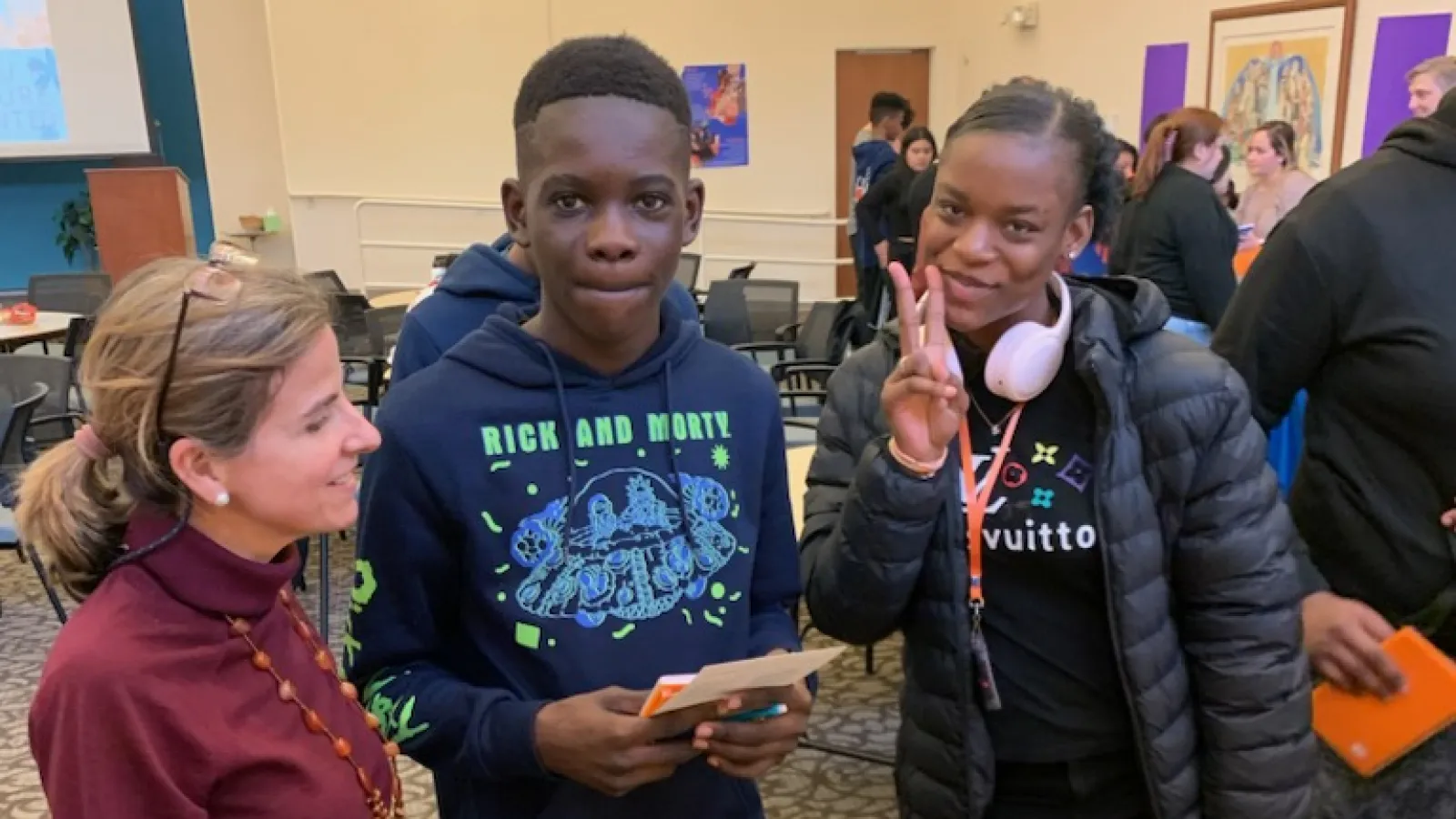 Alejandra Angulo with students