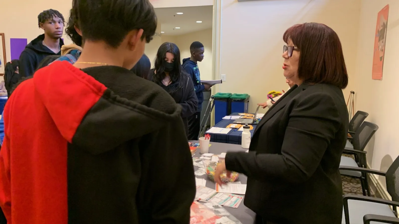 Aracelis Nieves with students