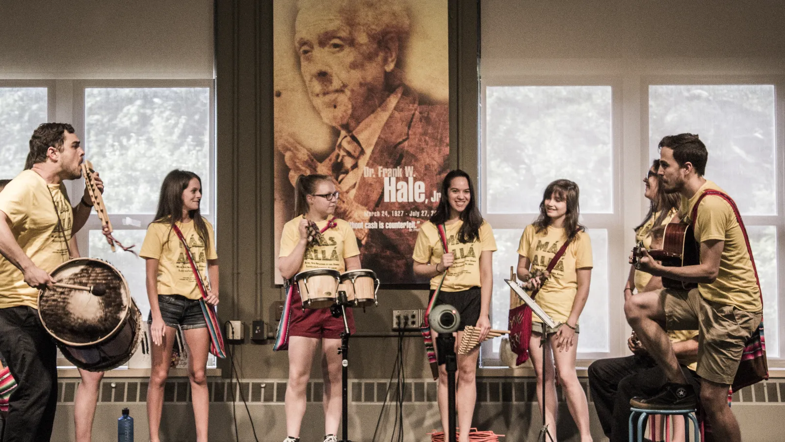 Students performing at MÁS ALLÁ