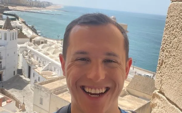 Lucas Rubin, brown hair blue t shirt 