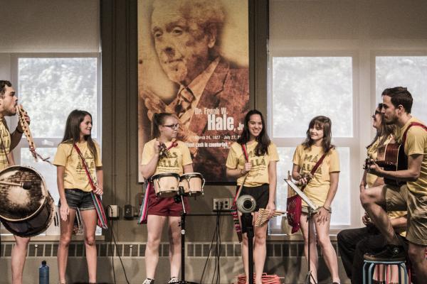 Students performing at MÁS ALLÁ